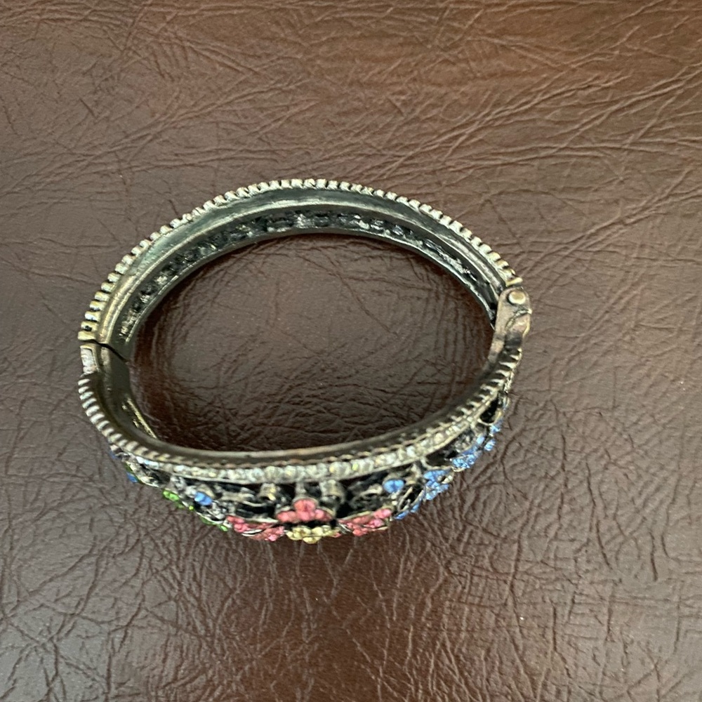 Floral Patterned Rhinestone Bracelet - Picture 3 of 9